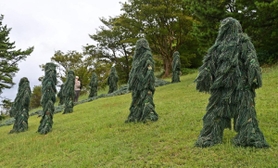 自然の風景に紛れ込む軍用品のギリースーツを使った作品=11日午前、神戸市灘区六甲山町 自然の風景に紛れ込む軍用品のギリースーツを使った作品=11日午前、神戸市灘区六甲山町