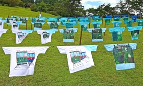 六甲山で見られる風景を描き込んだTシャツを並べた大阪府立天王寺高校美術部の作品=11日午前、神戸市灘区六甲山町 六甲山で見られる風景を描き込んだTシャツを並べた大阪府立天王寺高校美術部の作品=11日午前、神戸市灘区六甲山町