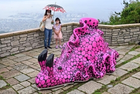 六甲ガーデンテラスの展望スペースに現れたアメフラシ=11日午前、神戸市灘区六甲山町 六甲ガーデンテラスの展望スペースに現れたアメフラシ=11日午前、神戸市灘区六甲山町