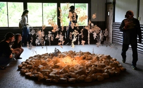 切り絵の技法で作られた植物のオブジェをつるした作品=11日午前、神戸市灘区六甲山町 切り絵の技法で作られた植物のオブジェをつるした作品=11日午前、神戸市灘区六甲山町