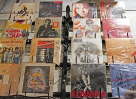 チキンジョージの40年の歩みを物語る出演者のLPレコードー=神戸市中央区下山手通2 チキンジョージの40年の歩みを物語る出演者のLPレコードー=神戸市中央区下山手通2