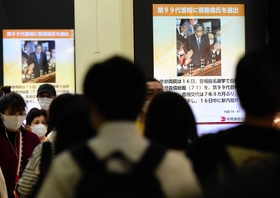 「菅内閣」発足を伝えるニュースビジョン=16日午後、神戸市中央区(撮影・中西幸大) 「菅内閣」発足を伝えるニュースビジョン=16日午後、神戸市中央区(撮影・中西幸大)