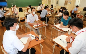 感染予防策とグループワークとの両立について話し合うからと幼稚園、唐櫃小、唐櫃中学校の教員ら=神戸市北区唐櫃台4 感染予防策とグループワークとの両立について話し合うからと幼稚園、唐櫃小、唐櫃中学校の教員ら=神戸市北区唐櫃台4