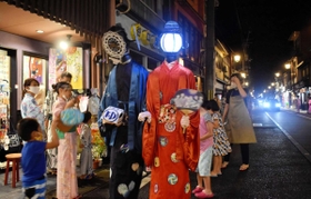 城崎の温泉街で繰り広げられたto R mansionのパフォーマンス 城崎の温泉街で繰り広げられたto R mansionのパフォーマンス