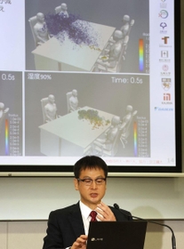 湿度30%では飛沫がよく飛び(上)、湿度90%ではあまり飛ばずに机に落ちる(中央)という結果を説明する坪倉誠・理化学研究所チームリーダー/神戸大学教授=神戸市中央区港島南町7、理研・計算科学研究センター(撮影・吉田敦史) 湿度30%では飛沫がよく飛び(上)、湿度90%ではあまり飛ばずに机に落ちる(中央)という結果を説明する坪倉誠・理化学研究所チームリーダー/神戸大学教授=神戸市中央区港島南町7、理研・計算科学研究センター(撮影・吉田敦史)