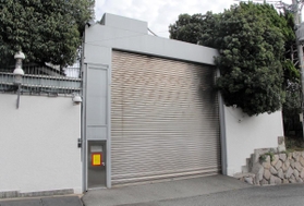 特定抗争指定暴力団になったことで使用が禁止された山口組総本部。2018年まではハロウィーン行事に訪れた家族連れがこの入り口をくぐり、組員から菓子を受け取っていた=神戸市中央区篠原本町4