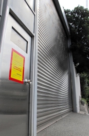 特定抗争指定暴力団になったことで使用が禁止された山口組総本部。2018年まではハロウィーン行事に訪れた家族連れがこの入り口をくぐり、組員から菓子を受け取っていた=神戸市中央区篠原本町4 特定抗争指定暴力団になったことで使用が禁止された山口組総本部。2018年まではハロウィーン行事に訪れた家族連れがこの入り口をくぐり、組員から菓子を受け取っていた=神戸市中央区篠原本町4