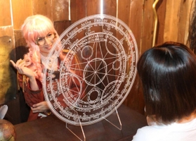 匠工芸が発売した「魔法陣パーティション」。日常はファンタジーの世界に=高砂市荒井町日之出町、匠工芸(撮影・笠原次郎) 匠工芸が発売した「魔法陣パーティション」。日常はファンタジーの世界に=高砂市荒井町日之出町、匠工芸(撮影・笠原次郎)