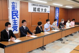立憲民主党兵庫県連の結成大会で記者会見に臨む県連幹部ら=9月26日、神戸市中央区中山手通4 立憲民主党兵庫県連の結成大会で記者会見に臨む県連幹部ら=9月26日、神戸市中央区中山手通4