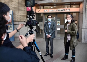 シネ・リーブル神戸のPR動画を撮影する森山未来さん(右)ら=神戸市中央区浪花町(撮影・秋山亮太) シネ・リーブル神戸のPR動画を撮影する森山未来さん(右)ら=神戸市中央区浪花町(撮影・秋山亮太)