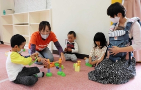 顔なじみの親同士で子どもを見合う「子育てシェア」=姫路市網干区垣内中町 顔なじみの親同士で子どもを見合う「子育てシェア」=姫路市網干区垣内中町