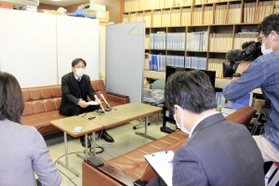 虐待事件の報告書について説明する明石市市長室の谷野智彦・政策法務担当課長=明石市役所 虐待事件の報告書について説明する明石市市長室の谷野智彦・政策法務担当課長=明石市役所