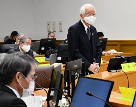 新型コロナウイルス感染症対策本部会議の冒頭であいさつする井戸敏三知事=22日午後、神戸市中央区、兵庫県災害対策センター(撮影・前川茂之) 新型コロナウイルス感染症対策本部会議の冒頭であいさつする井戸敏三知事=22日午後、神戸市中央区、兵庫県災害対策センター(撮影・前川茂之)