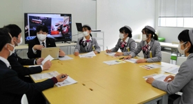 企画の内容について話し合う社員たち=神戸市西区玉津町田中 企画の内容について話し合う社員たち=神戸市西区玉津町田中
