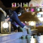 兵庫県淡路市の北淡震災記念公園での追悼行事は、新型コロナウイルスの感染拡大を受けて規模を縮小して開かれた。例年あった合唱は中止となり、訪れた人たちは午前5時46分の黙とうの後、静かに祈りをささげた。