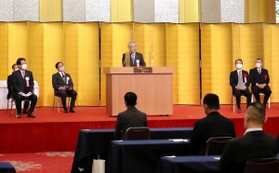神戸新聞特別販売店大会であいさつする神戸新聞社の高梨柳太郎社長=ホテルオークラ神戸 神戸新聞特別販売店大会であいさつする神戸新聞社の高梨柳太郎社長=ホテルオークラ神戸