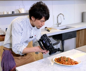 ユーチューブ公式チャンネルの撮影風景(コウケンテツさん提供) ユーチューブ公式チャンネルの撮影風景(コウケンテツさん提供)