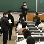 兵庫県などに新型コロナウイルス特別措置法に基づく緊急事態宣言が発令される中、国公立大学の2次試験前期日程が25日、各大学で始まった。兵庫県内では5大学に約9200人が志願。コロナで関東の大学を避ける
