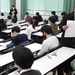 新型コロナウイルスの影響が続く中、国公立大2次試験の前期日程が25日、全国各地で始まった。169大学582学部に23万5403人が志願。大学入試センター試験の後継となる初の大学入学共通テストを受けた受験生が挑んだ。