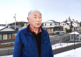 震災後にできた高台の沖田地区を歩く阿部一郎さん=宮城県南三陸町戸倉(撮影・斎藤雅志) 震災後にできた高台の沖田地区を歩く阿部一郎さん=宮城県南三陸町戸倉(撮影・斎藤雅志)