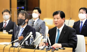 兵庫県議会最大会派・自民党からの離脱理由や、知事候補に大阪府財政課長の斎藤元彦氏を擁立する理由を述べる石川憲幸議員(前列右)ら=25日午後3時4分、兵庫県庁(撮影・鈴木雅之) 兵庫県議会最大会派・自民党からの離脱理由や、知事候補に大阪府財政課長の斎藤元彦氏を擁立する理由を述べる石川憲幸議員(前列右)ら=25日午後3時4分、兵庫県庁(撮影・鈴木雅之)