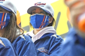 グラウンドの息子を見守る、神戸国際大付の西川侑志主将の母典子さん=25日午後、西宮市の甲子園球場 グラウンドの息子を見守る、神戸国際大付の西川侑志主将の母典子さん=25日午後、西宮市の甲子園球場