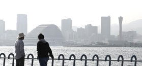 黄砂でかすんで見える神戸の市街地=29日午後、神戸市中央区港島2、ポートアイランド北公園から(撮影・坂井萌香) 黄砂でかすんで見える神戸の市街地=29日午後、神戸市中央区港島2、ポートアイランド北公園から(撮影・坂井萌香)