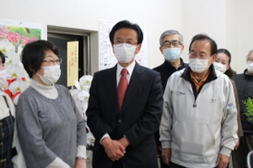 選挙戦を一緒に戦った仲間に感謝を伝える川井田清信氏=伊丹市中央3 選挙戦を一緒に戦った仲間に感謝を伝える川井田清信氏=伊丹市中央3