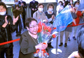 市民らに見送られる中川智子市長=16日午後、宝塚市役所(撮影・斎藤雅志) 市民らに見送られる中川智子市長=16日午後、宝塚市役所(撮影・斎藤雅志)