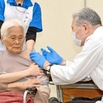 兵庫県でも12日午前から始まった高齢者への新型コロナワクチン接種。伊丹市では、高齢者施設の入所者らが順番に接種を受けた。
当初は国から供給されるワクチン量が少なく、県内ではまず、神戸市と伊丹市に