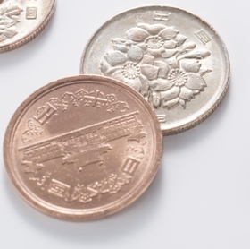 10円硬貨と100円硬貨(kai/stock.adobe.com) 10円硬貨と100円硬貨(kai/stock.adobe.com)