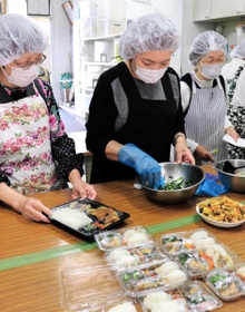 子ども用のおにぎり弁当を詰める東灘こどもカフェのメンバー=神戸市東灘区甲南町3 子ども用のおにぎり弁当を詰める東灘こどもカフェのメンバー=神戸市東灘区甲南町3