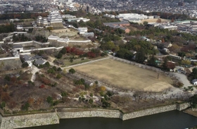 姫路城(左)と手前に広がる三の丸広場=2018年12月、姫路市(小型無人機で撮影) 姫路城(左)と手前に広がる三の丸広場=2018年12月、姫路市(小型無人機で撮影)