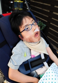 シールドを着用する角啓太郎君=西宮市内 シールドを着用する角啓太郎君=西宮市内