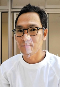 自ら発案したシールドを装着する中島直登教諭=西宮市上甲子園3、市立春風小学校 自ら発案したシールドを装着する中島直登教諭=西宮市上甲子園3、市立春風小学校