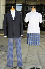 「神戸モデル標準服」のA案。「あえてデザインをトラディショナルに抑え、神戸タータンが前面に打ち出されている」(コシノヒロコさん)=神戸市中央区東川崎町1 「神戸モデル標準服」のA案。「あえてデザインをトラディショナルに抑え、神戸タータンが前面に打ち出されている」(コシノヒロコさん)=神戸市中央区東川崎町1