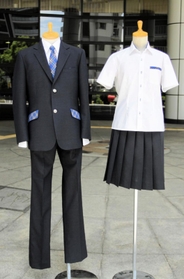 B案。「清楚なスーツスタイルに神戸タータンの細やかなディテールが効いている」=神戸市中央区東川崎町1 B案。「清楚なスーツスタイルに神戸タータンの細やかなディテールが効いている」=神戸市中央区東川崎町1