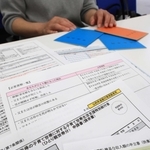 新型コロナウイルス禍で経済的に困窮するひとり親世帯への国の特別給付金を巡り、夫と死別した50代のシングルマザーの女性=神戸市在住=から、神戸新聞の双方向報道「スクープラボ」に疑問の声が寄せられた。給付金申請のたびに「親子関係の証明」として戸籍の写しの提出を求められるという。離婚や未婚のひとり親にはない手続きといい、「同じひとり親で、なぜこれほど扱いが違うのか」と首をかしげる。(石沢菜々子)