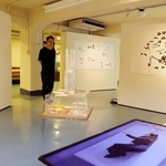 水墨画の技法「破墨」の新たな可能性を探る展覧会「プレ・プレイ」が、神戸市中央区山本通3、海外移住と文化の交流センターで開かれている。創作のため、偶然性に身を委ねるプレイ(=遊び)を考案。そこから生まれた斬新な表現が4つの空間を彩る。