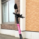 前後に車輪が付いた板の上に両足を乗せ、ハンドルのアクセルで加速する電動キックボード。ちょっとした移動の足として海外で普及している。そんな中、神戸新聞の双方向型報道「スクープラボ」に、「電動キックボードは無免許でも乗れますか?」という質問が寄せられた。答えは「今は乗れません」。無免許運転などの摘発が相次ぐ一方、規制緩和に向けた実証実験が展開されている。(金 慶順)