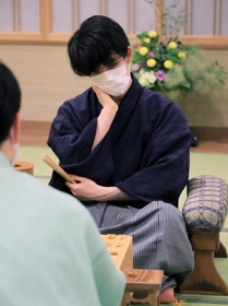7番勝負の第2局に勝ち、感想戦で対局を振り返る藤井聡太王位=14日午後、北海道旭川市、花月会館 7番勝負の第2局に勝ち、感想戦で対局を振り返る藤井聡太王位=14日午後、北海道旭川市、花月会館