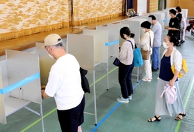 兵庫県知事選の投票に訪れた有権者ら=18日午前10時40分、神戸市中央区港島中町3、市立義務教育学校港島学園(撮影・大森 武) 兵庫県知事選の投票に訪れた有権者ら=18日午前10時40分、神戸市中央区港島中町3、市立義務教育学校港島学園(撮影・大森 武)