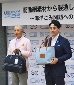 発表会で記念撮影する小泉環境相(右)=20日午後、東京都港区 発表会で記念撮影する小泉環境相(右)=20日午後、東京都港区