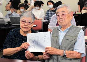 「ずっとずっと耐えてきた」。言い知れぬ怒り、悲しみを閉じ込めてきたという小林宝二さん、喜美子さん夫妻=神戸市中央区 「ずっとずっと耐えてきた」。言い知れぬ怒り、悲しみを閉じ込めてきたという小林宝二さん、喜美子さん夫妻=神戸市中央区