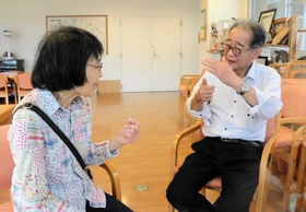 「差別から逃げたらあかん」という思いを秘め、強制不妊の体験を聞き取る大矢暹さん(右)=洲本市中川原町 「差別から逃げたらあかん」という思いを秘め、強制不妊の体験を聞き取る大矢暹さん(右)=洲本市中川原町
