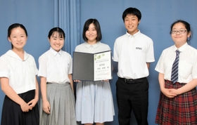 高校生平和大使に選ばれた岡本美里さん(中央)と平和大使サポーターたち=兵庫県庁 高校生平和大使に選ばれた岡本美里さん(中央)と平和大使サポーターたち=兵庫県庁