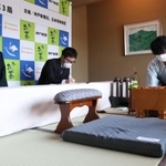 1日目の昼食休憩前から長い中盤戦が始まった「お~いお茶杯第62期王位戦」(神戸新聞社主催、伊藤園特別協賛)。2日目の22日、藤井聡太王位(19)=棋聖=は8八玉(71手目)と自玉を安全な位置に移した後、駒損しながら馬を切った3三馬(83手目)や、攻撃の幅を広げた3五歩(85手目)で形勢を優位に導いた。