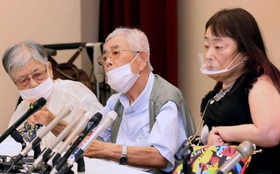判決への怒りをあらわにする原告の(左から)小林喜美子さん、夫の宝二さん、鈴木由美さん=3日午後、神戸市中央区橘通1、兵庫県弁護士会館(撮影・吉田敦史) 判決への怒りをあらわにする原告の(左から)小林喜美子さん、夫の宝二さん、鈴木由美さん=3日午後、神戸市中央区橘通1、兵庫県弁護士会館(撮影・吉田敦史)