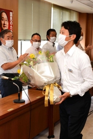 県議会の自民党県議団にあいさつに訪れ、拍手を浴びる斎藤元彦知事(手前)=2日午前、兵庫県庁(撮影・中西幸大) 県議会の自民党県議団にあいさつに訪れ、拍手を浴びる斎藤元彦知事(手前)=2日午前、兵庫県庁(撮影・中西幸大)
