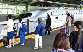 新型コロナの影響で判断を迷う人も多い中、帰省時期を迎えた=7日午前、神戸市中央区加納町1、JR新神戸駅(撮影・坂井萌香) 新型コロナの影響で判断を迷う人も多い中、帰省時期を迎えた=7日午前、神戸市中央区加納町1、JR新神戸駅(撮影・坂井萌香)